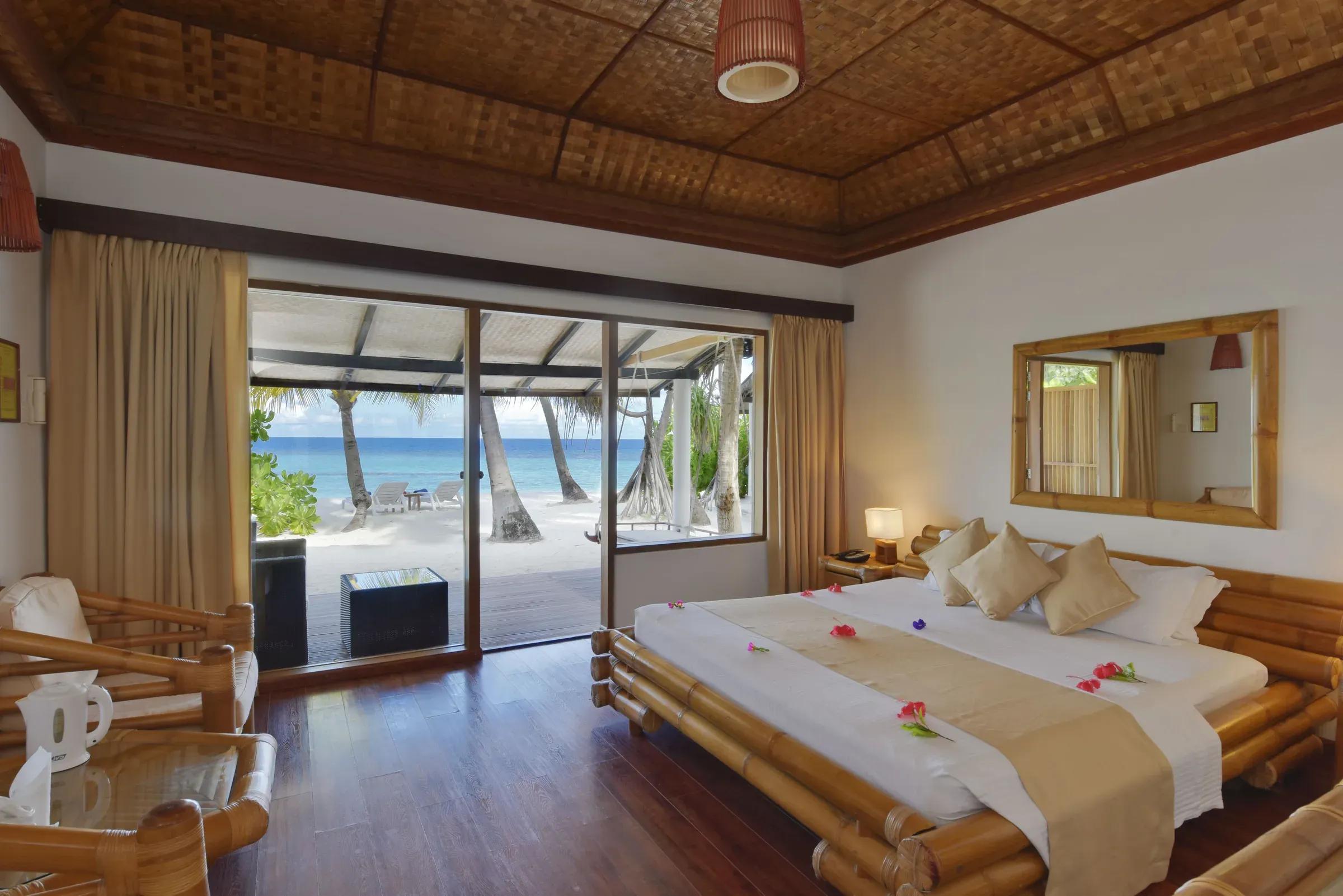 Interno della SUPERIOR BEACH BUNGALOW con letto matrimoniale e vista sulla spiaggia del Angaga Island Resort & Spa.