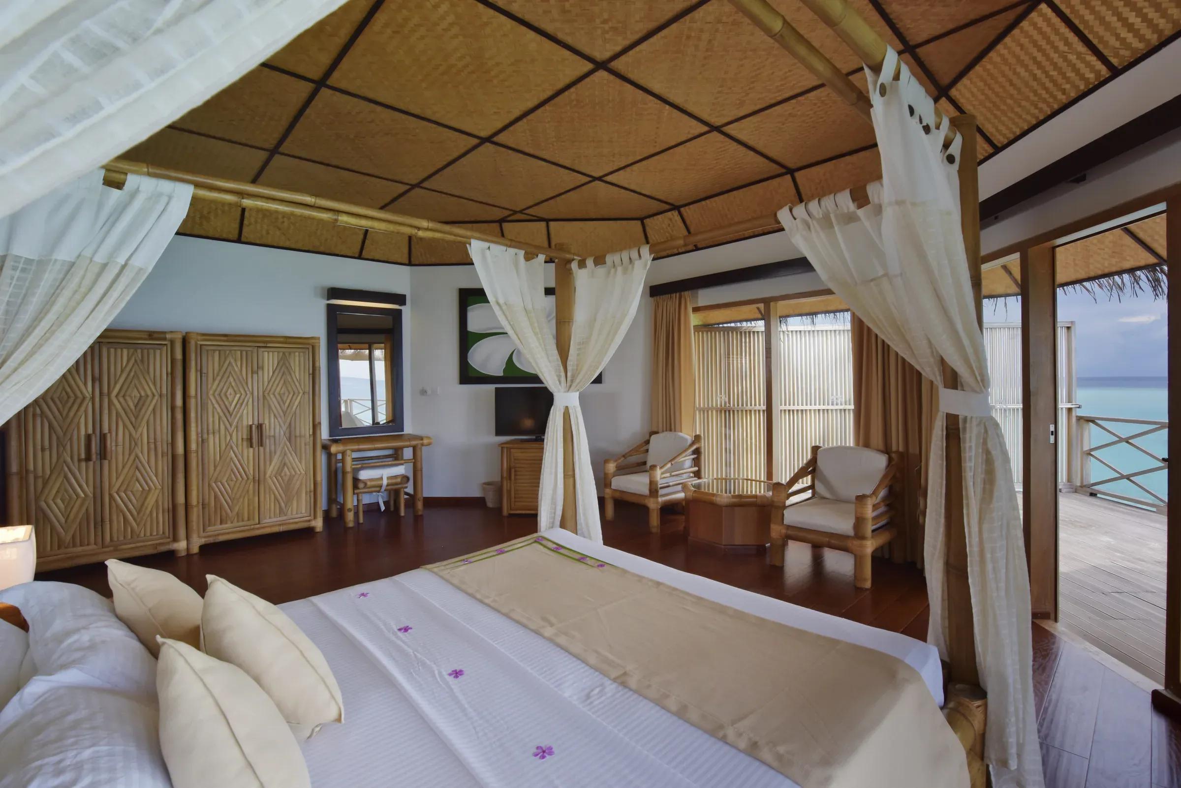Camera SUPERIOR WATER BUNGALOW con letto a baldacchino e vista sull'oceano al Angaga Island Resort & Spa.