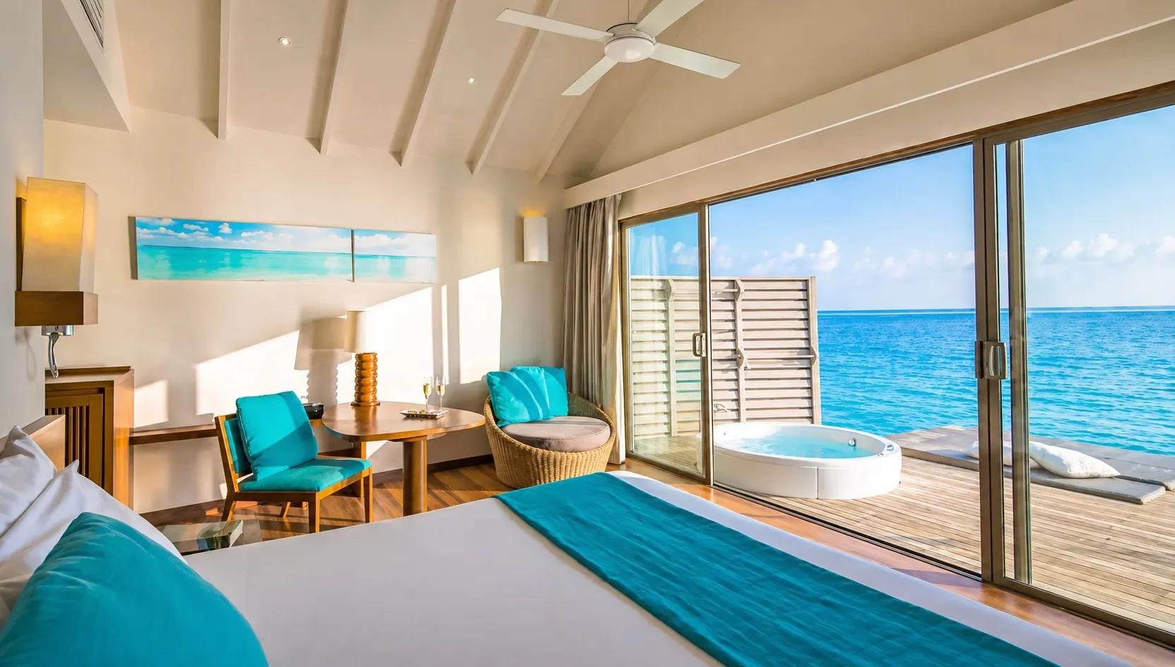 Interno della Sunset Overwater Villa with a Swirl Pool con vista sull'oceano al Centara Ras Fushi Resort & Spa Maldives.