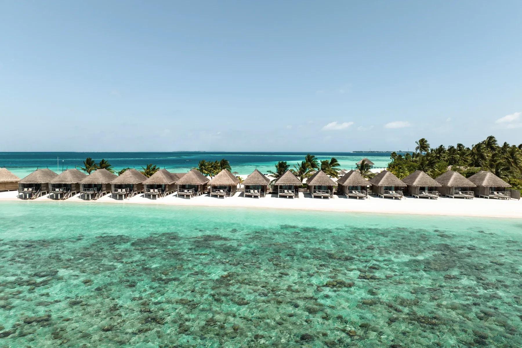 Sand Villas con tetti in paglia e accesso diretto alla spiaggia presso Constance Moofushi.