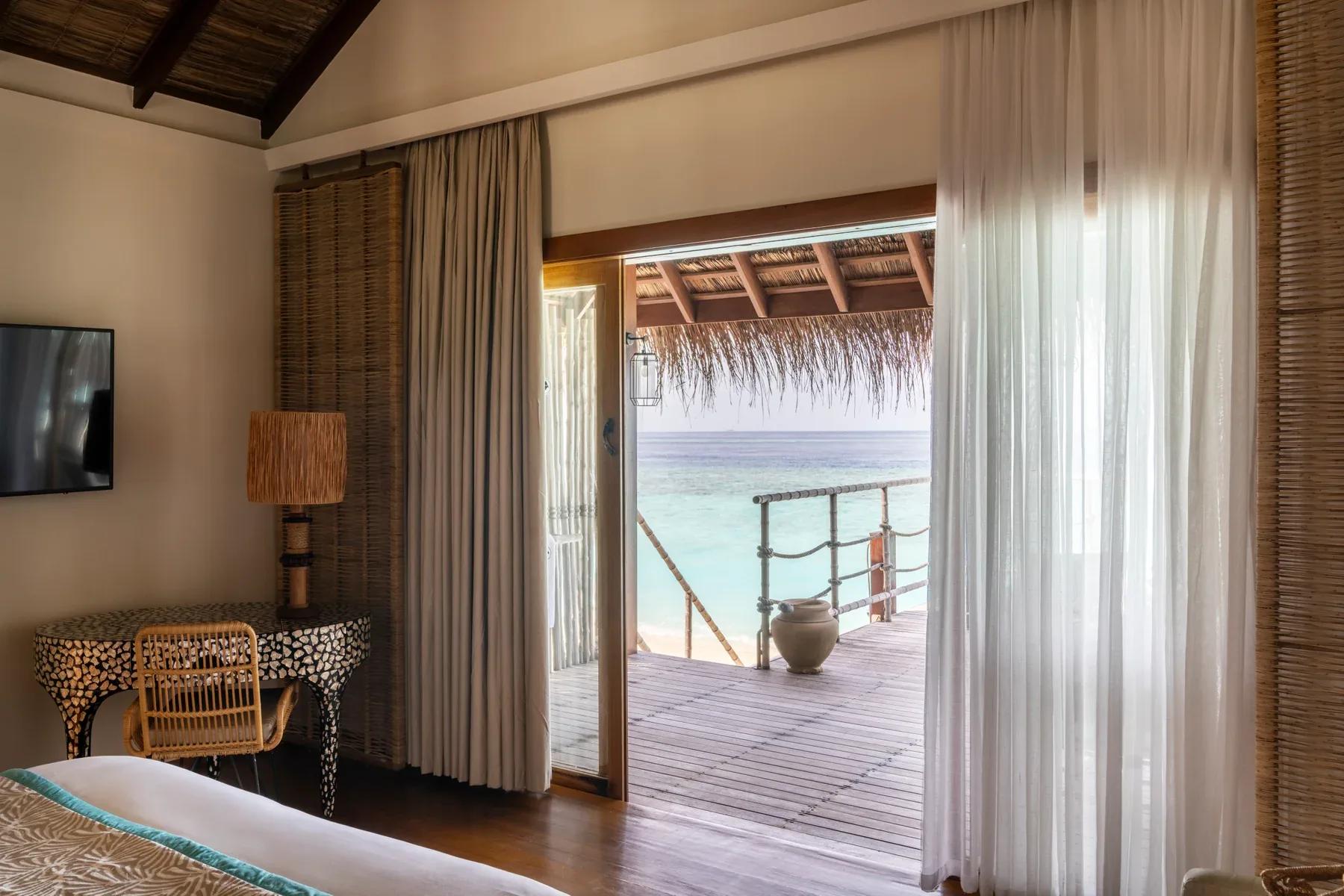 Interno della Sand Villas con vista sulla terrazza e mare del Constance Moofushi.