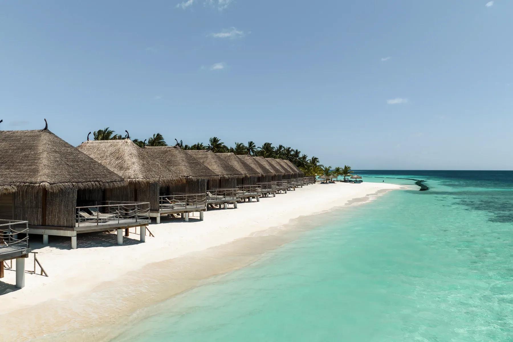 Sand Villas con tetti di paglia affacciate sulla spiaggia di Constance Moofushi.