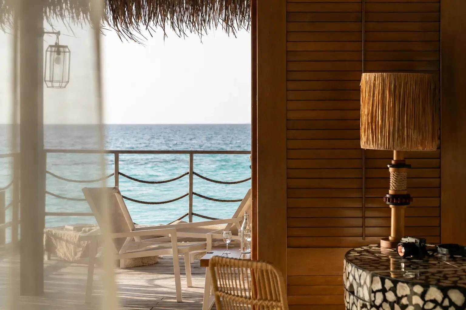 Terrazza della Senior Water Villas con lettini e vista mare al Constance Moofushi.