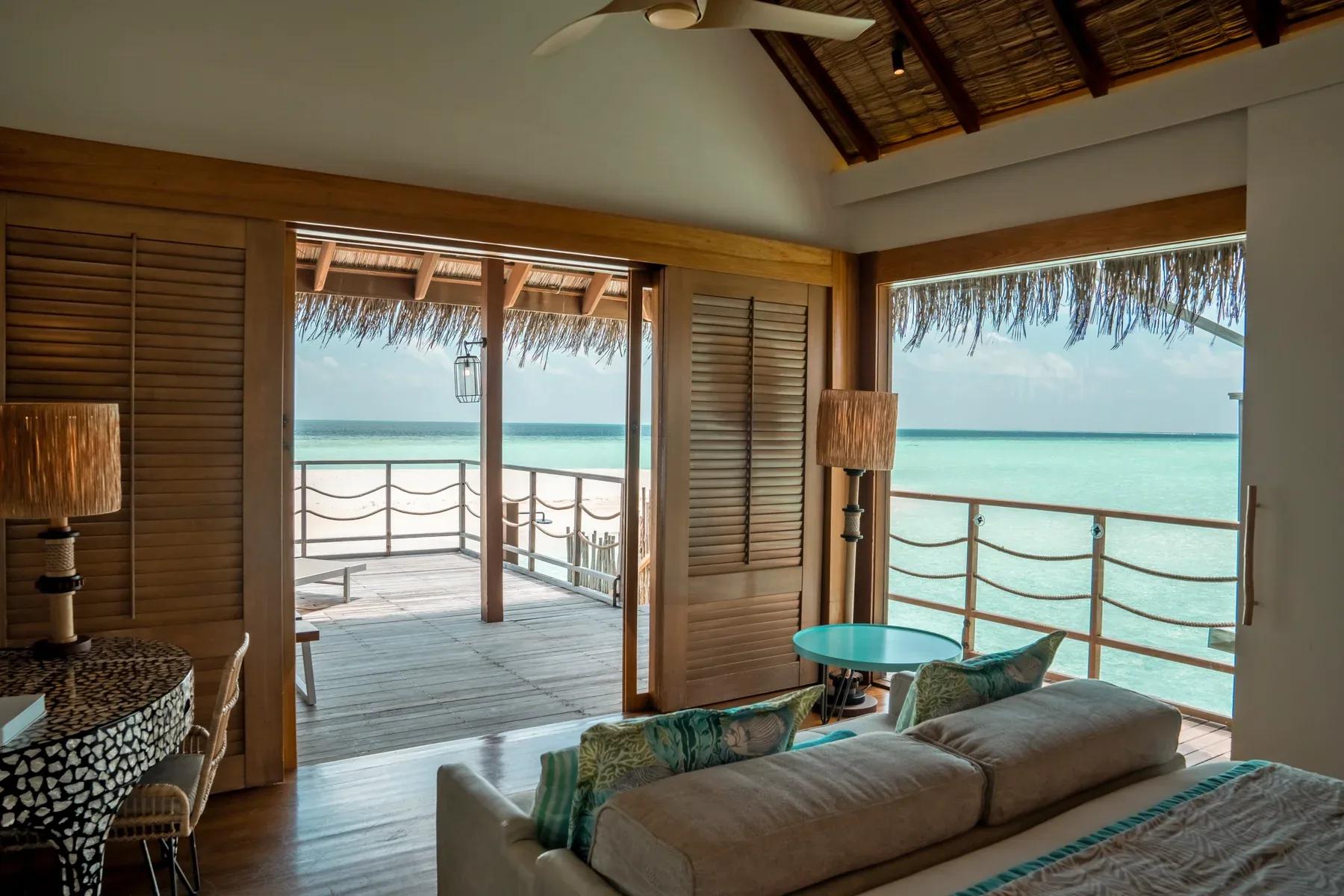 Vista dalla Senior Water Villas con terrazza in legno e vista sull'oceano al Constance Moofushi.