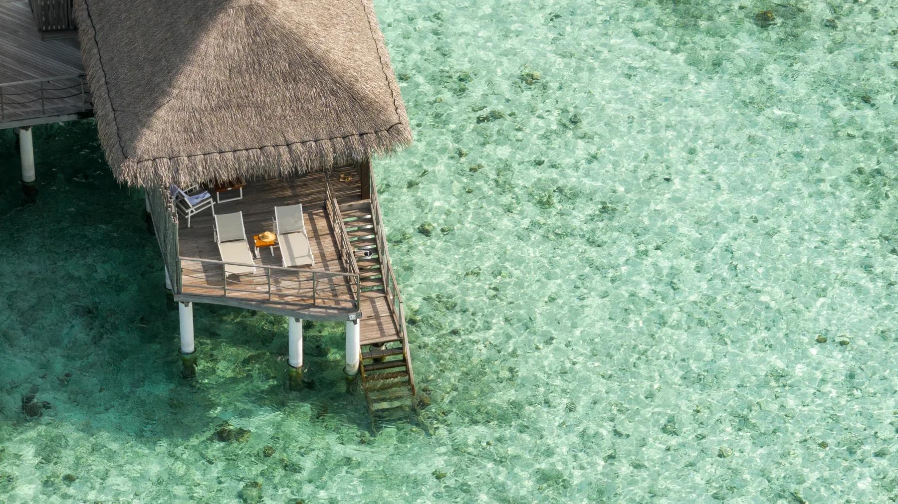 Terrazza della Water Villas con lettini e accesso diretto al mare del Constance Moofushi
