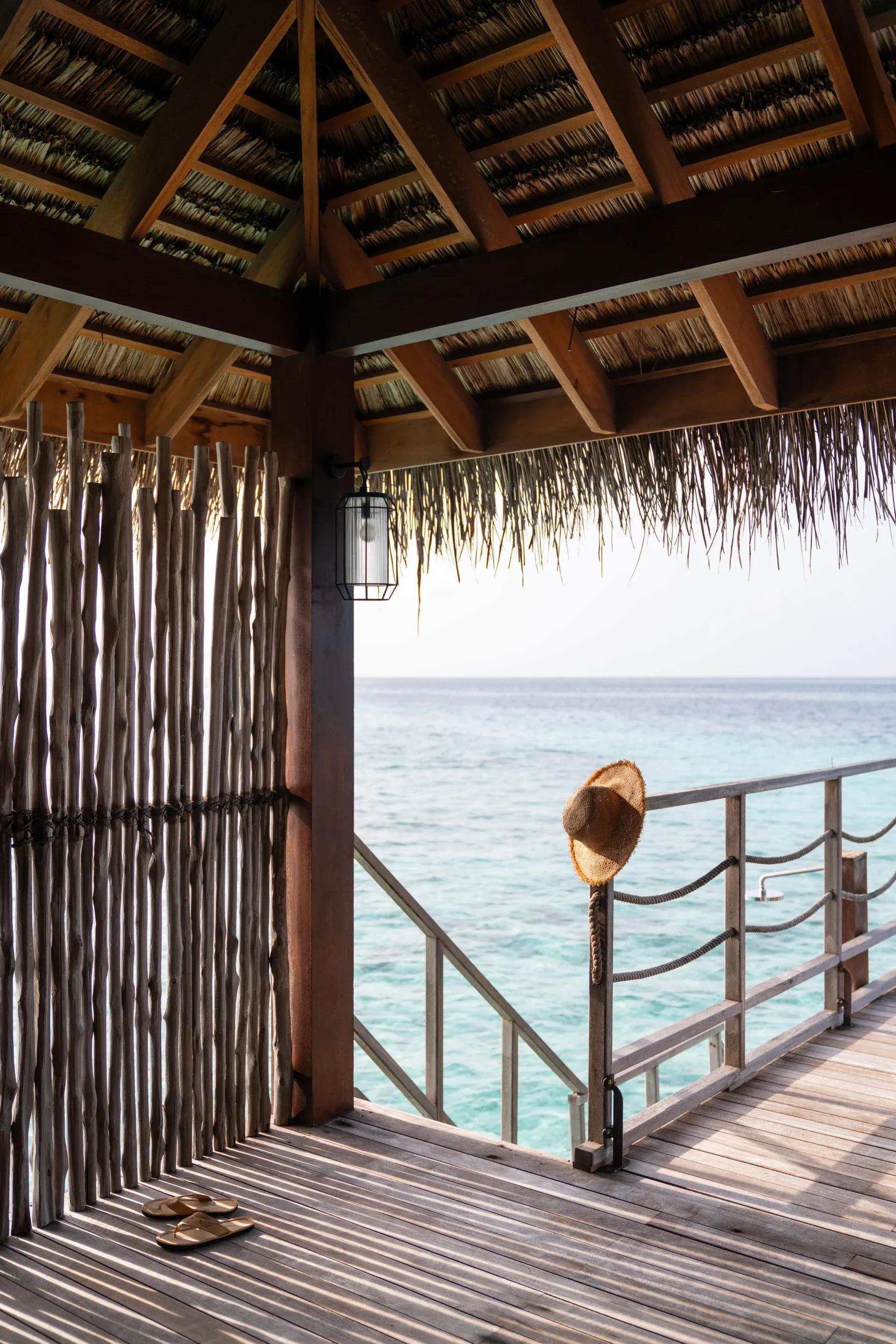 Terrazza della Water Villas con tetto in paglia e vista sull'oceano al Constance Moofushi.