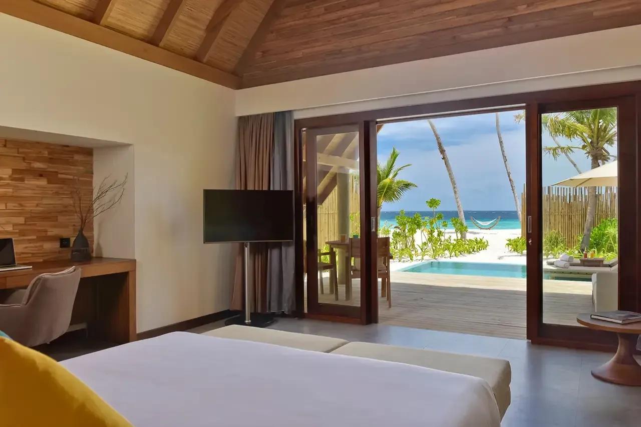 Camera da letto con piscina privata e spiaggia della Pool Beach Villa Sunrise al Fushifaru Maldives