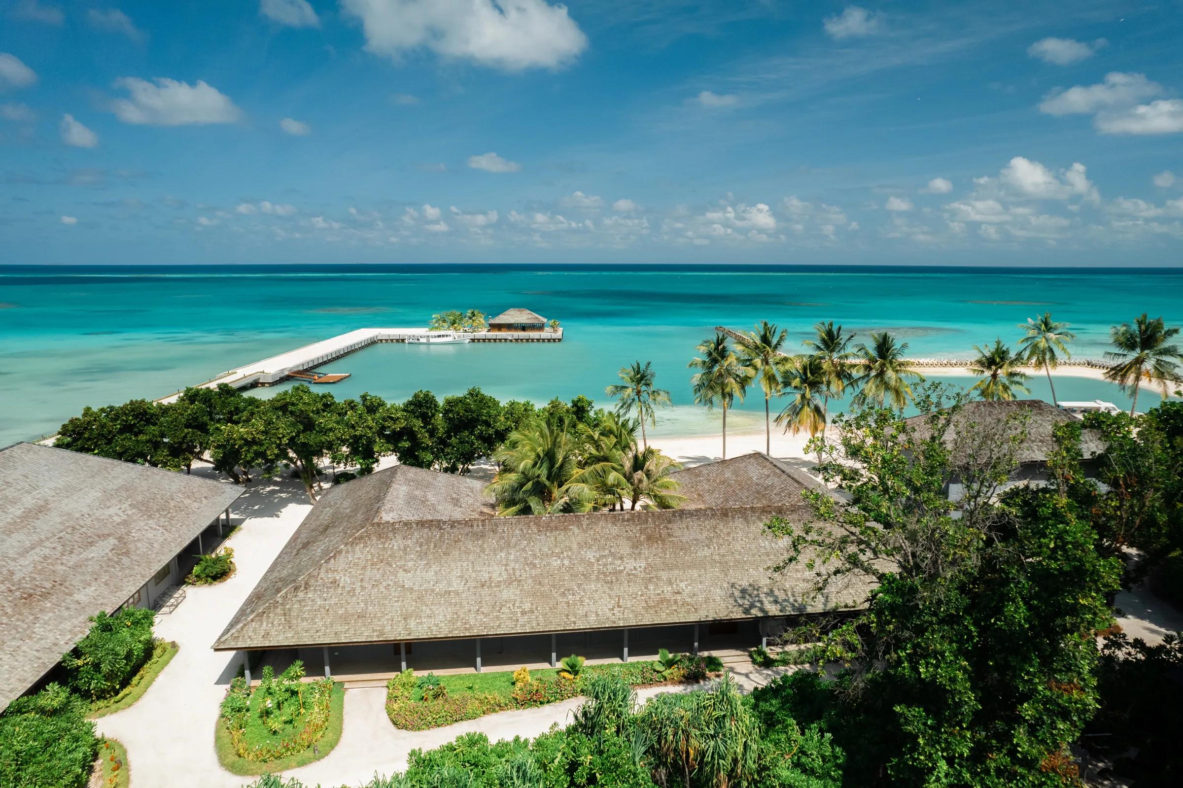 Vista aerea con spiaggia, palme e mare al Jawakara Islands Maldives.