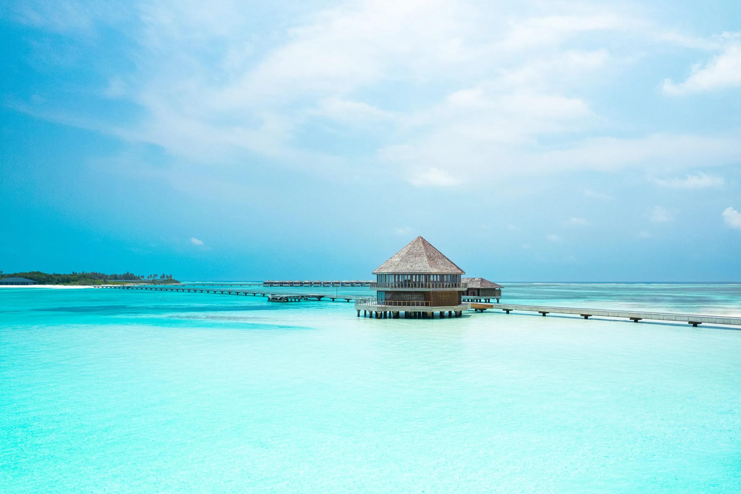 Bungalow sull'acqua con passerella al Jawakara Islands Maldives.