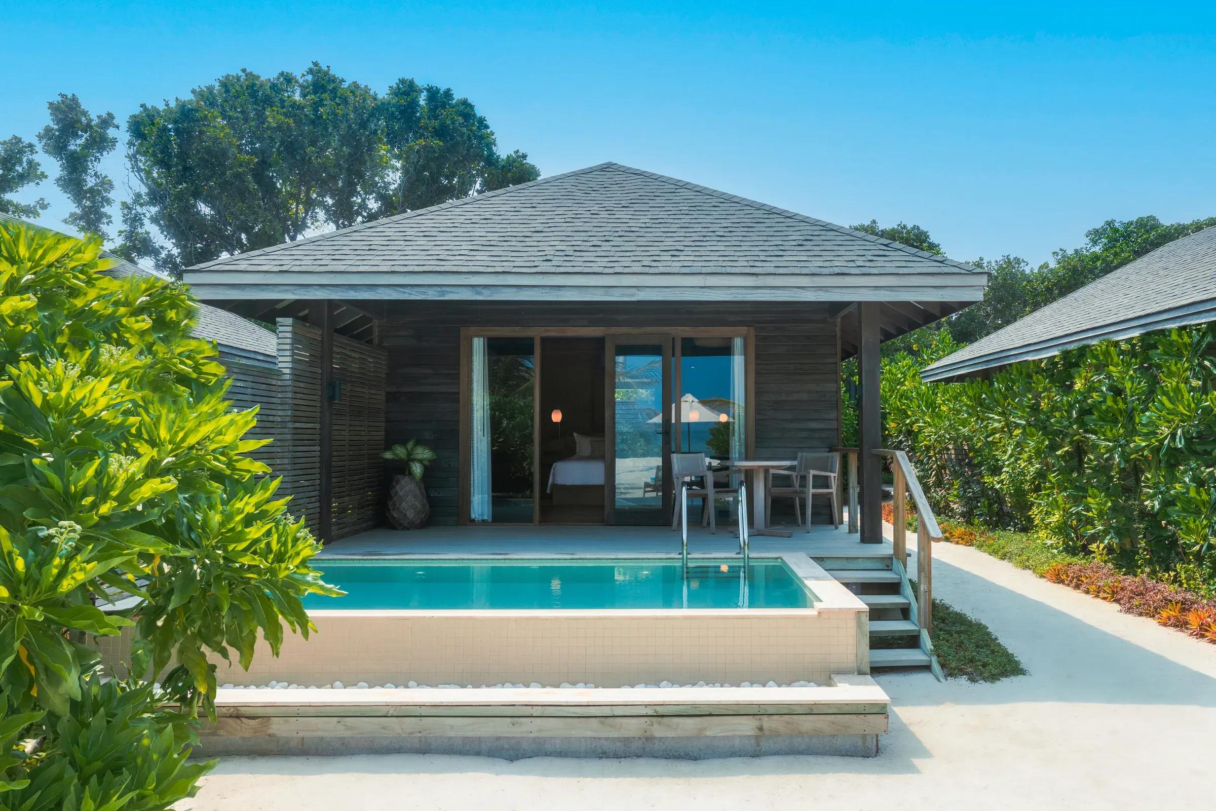 Villa con piscina privata e terrazza coperta circondata da vegetazione tropicale alla Dheru Beach Pool Villa, Jawakara Islands Maldives