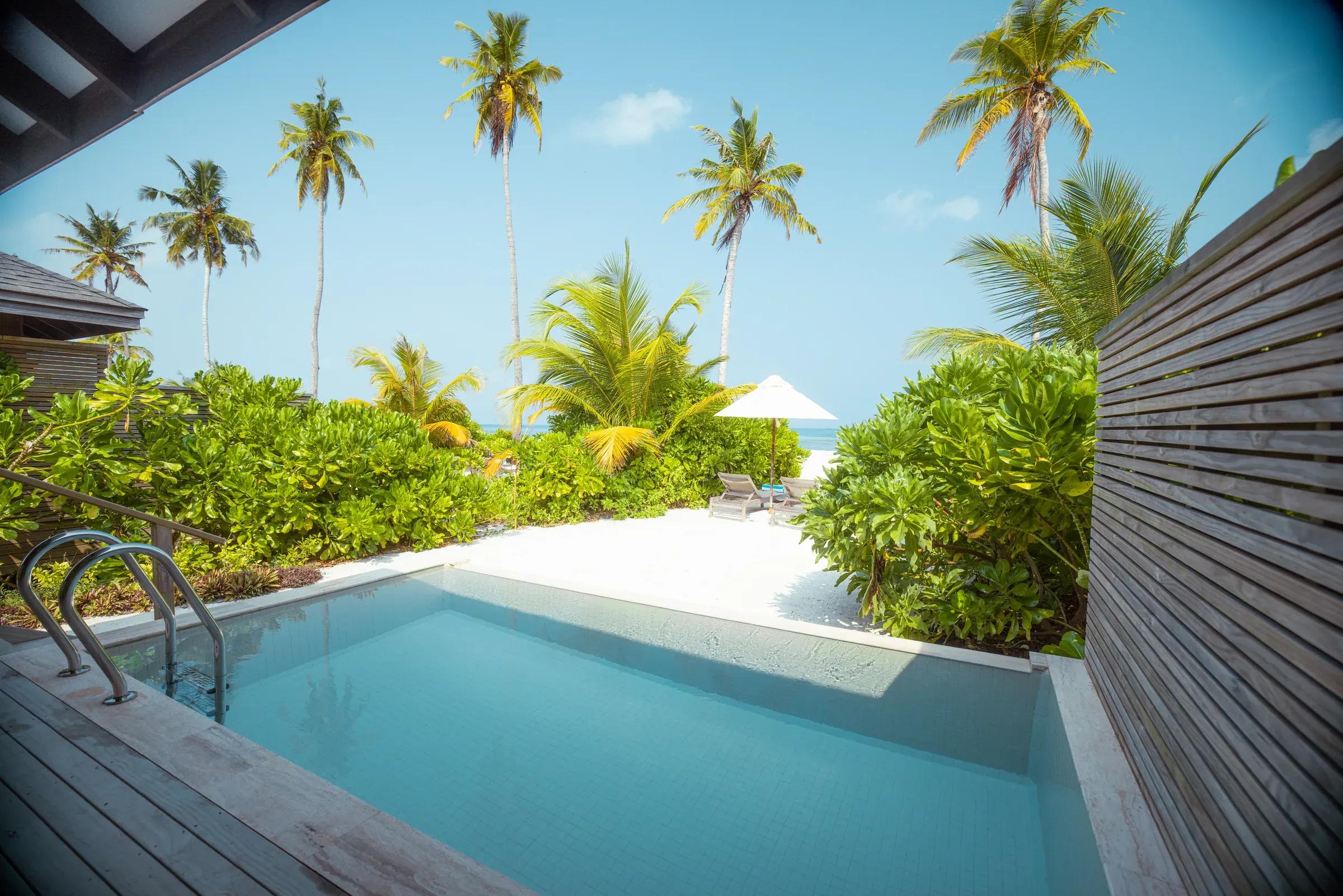 Piscina privata della Mabin Beach Pool Villa con giardino tropicale e vista sulla spiaggia del Jawakara Islands Maldives