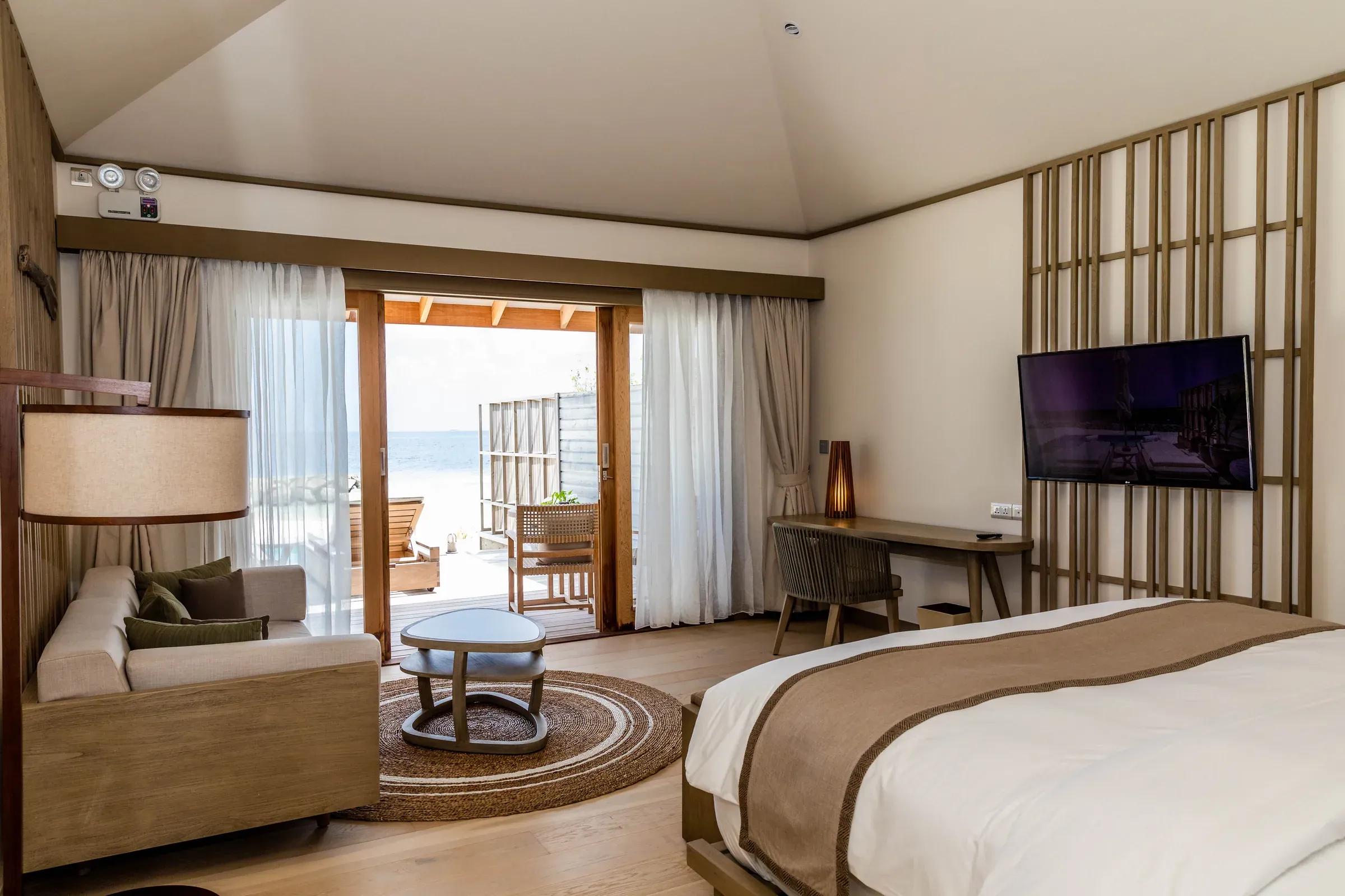 Camera da letto e terrazza con vista mare della Beach Pool Villa al Kagi Maldives Spa Island.