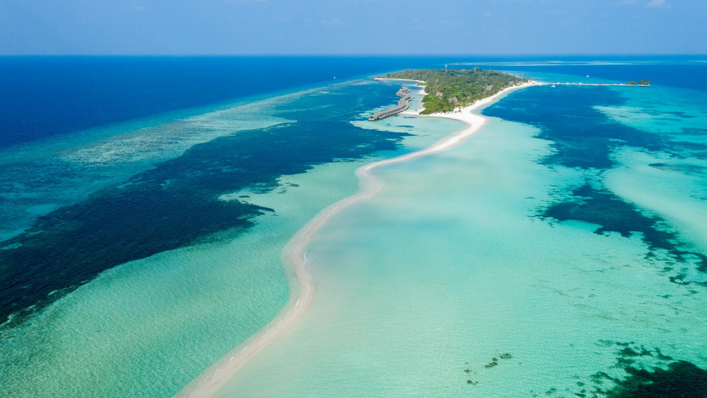 Vista aerea della spiaggia e laguna del Kuredu Island Resort & Spa.