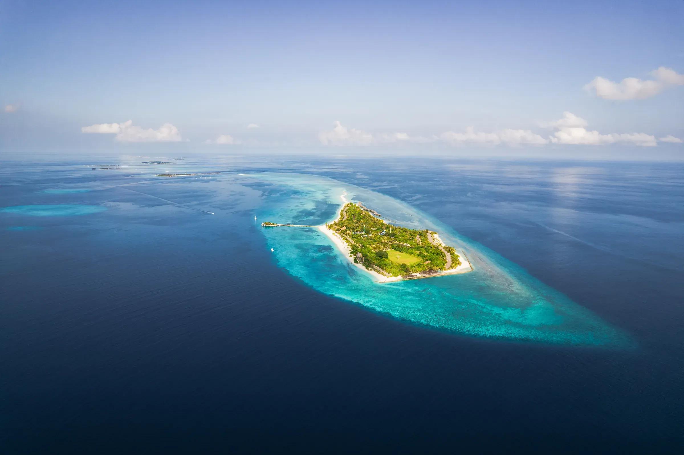 Vista aerea del Kuredu Island Resort & Spa con spiagge e laguna.