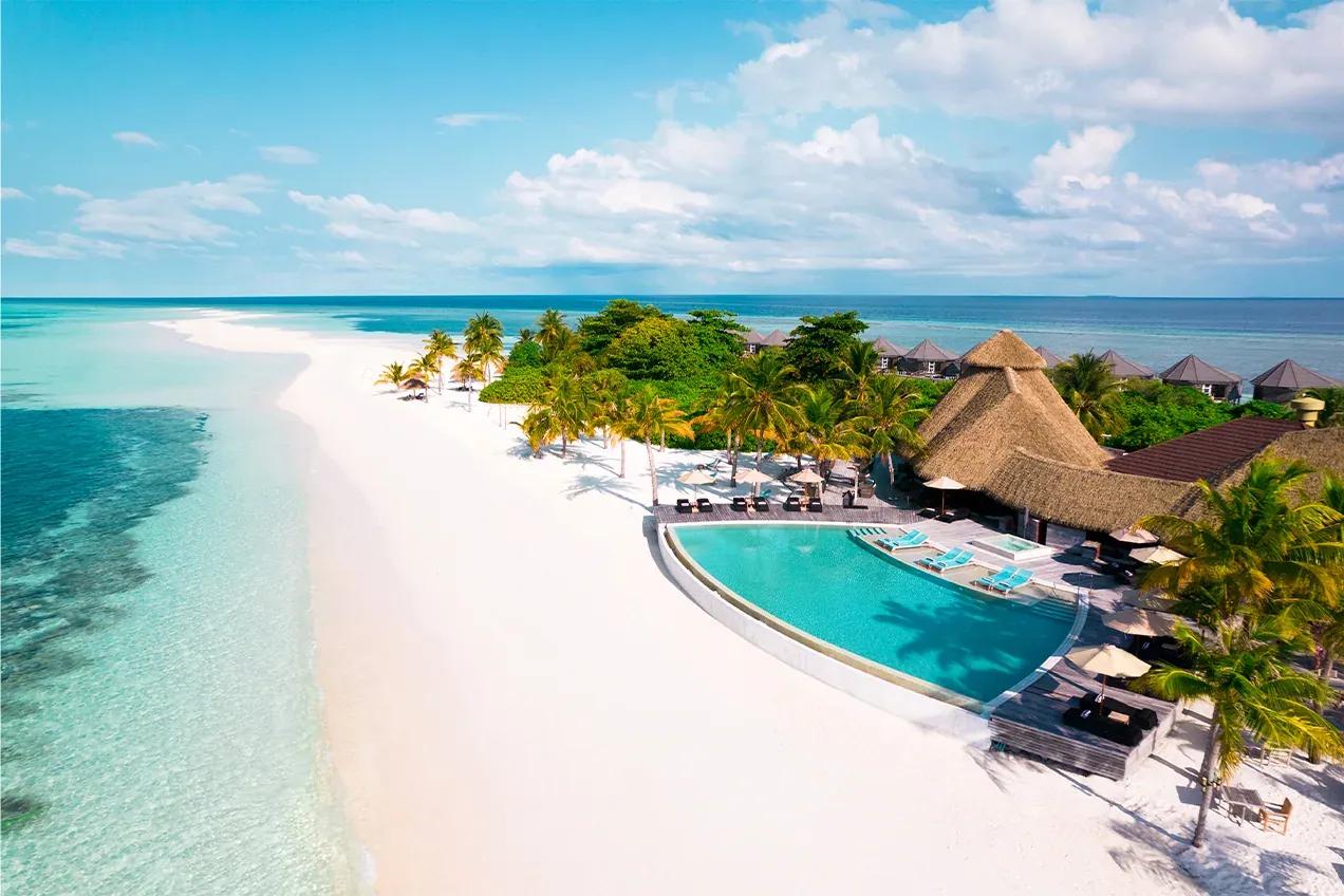 Spiaggia con sabbia bianca e piscina vista mare al Kuredu Island Resort & Spa.