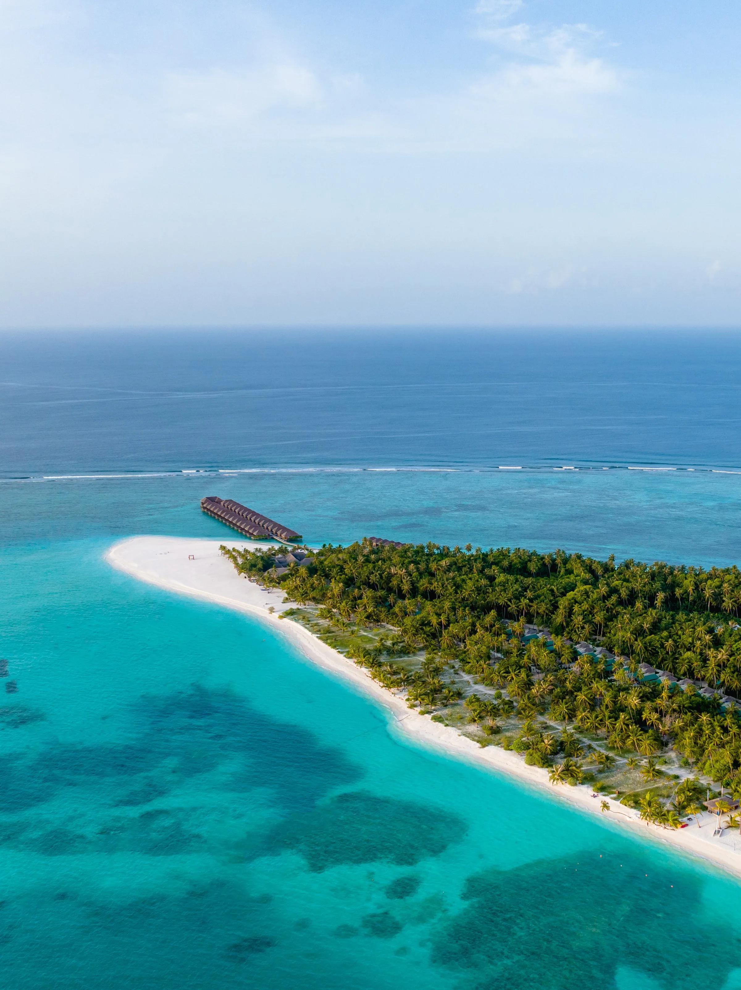 Aerea del Meeru Island Resort & Spa con spiaggia bianca e mare turchese.
