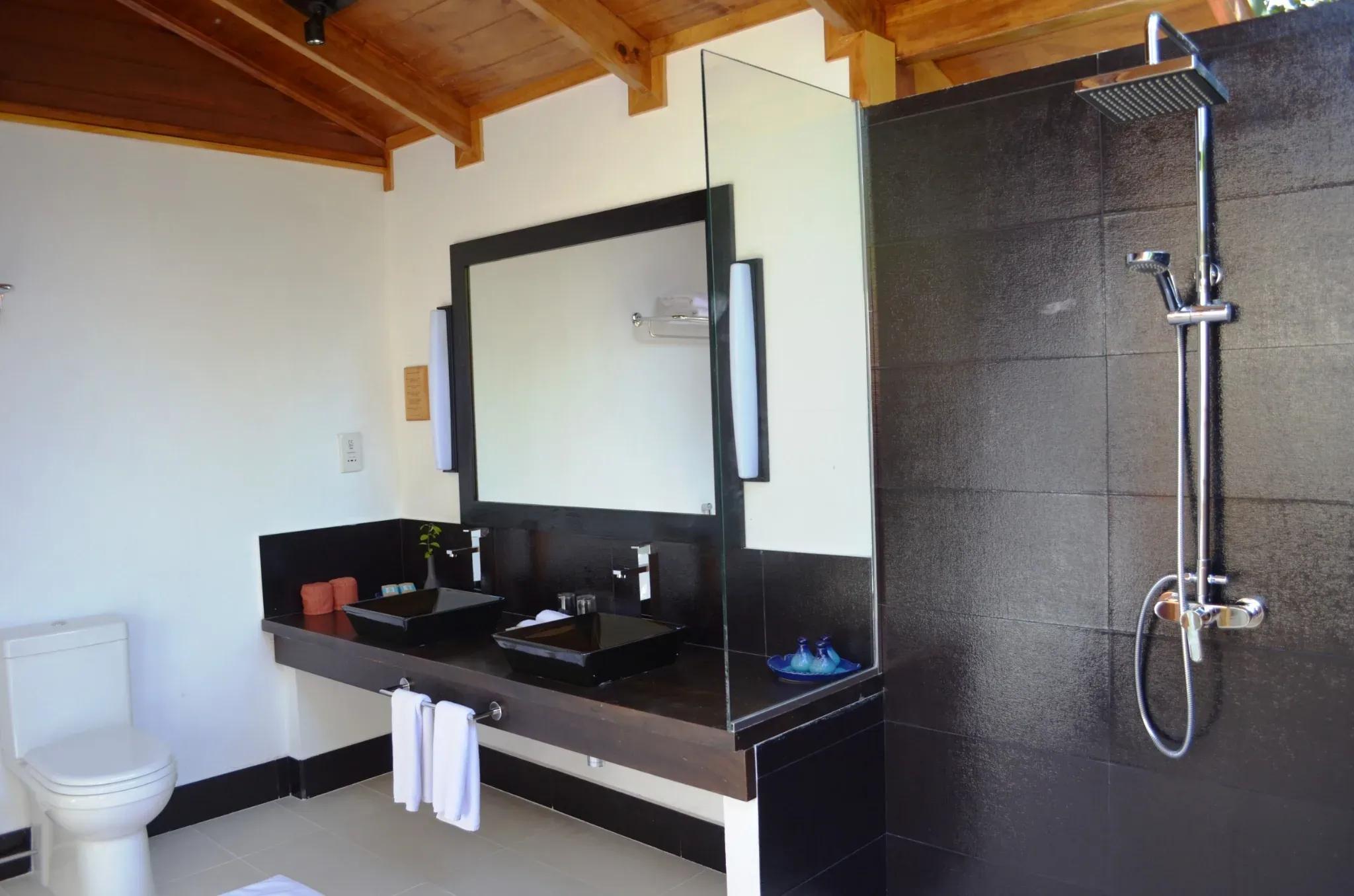Bagno della Beach Villa con doppio lavabo e doccia al Meeru Island Resort & Spa.