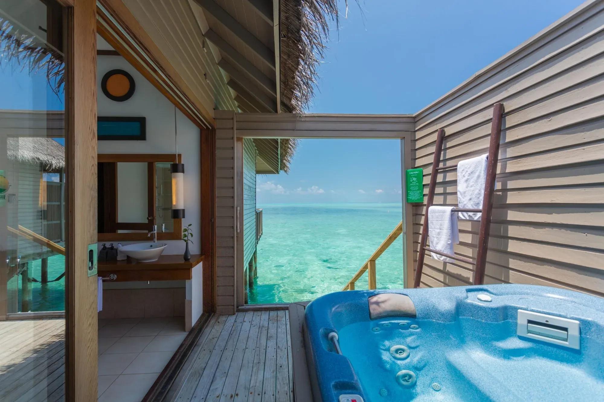 Terrazza della Ocean Villa con vasca idromassaggio e vista mare al Meeru Island Resort & Spa.