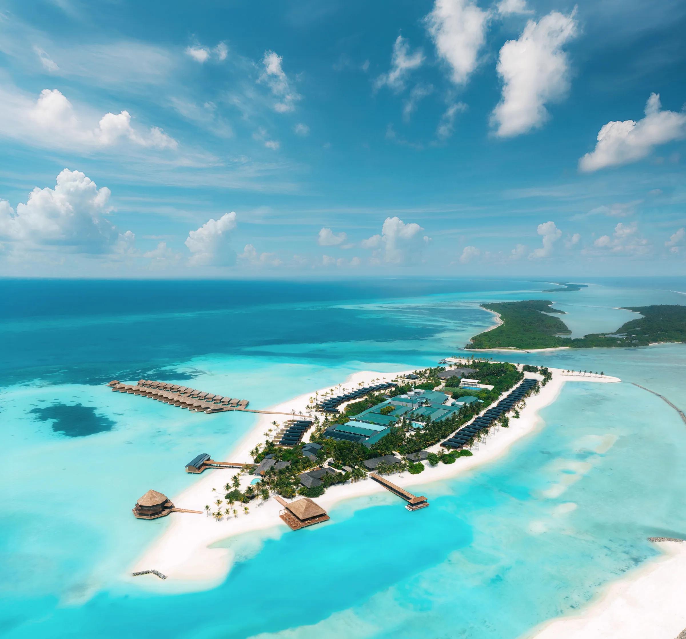 Vista aerea del resort Nala Maldives By Jawakara con spiaggia e palafitte.