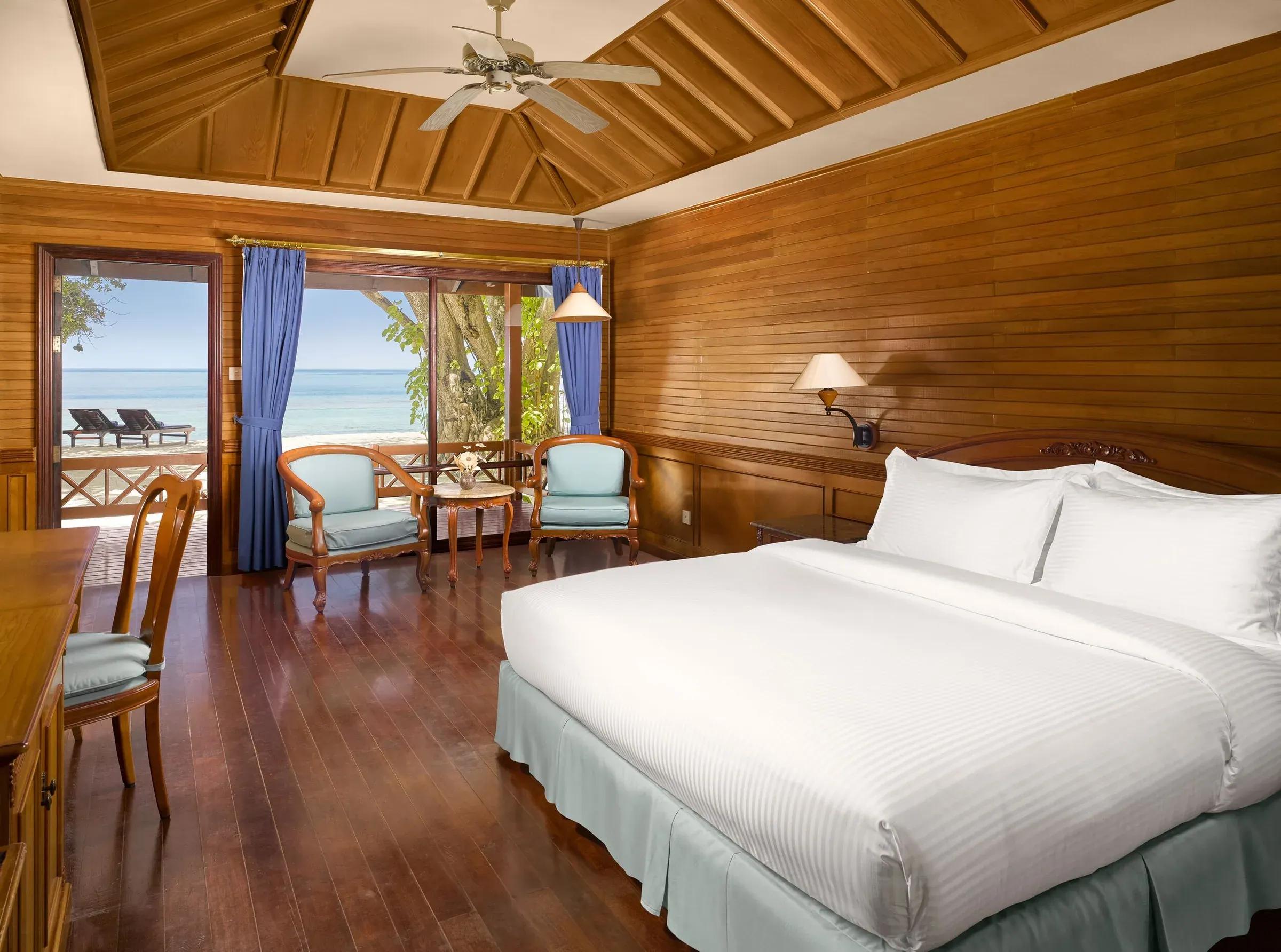 Camera da letto con letto matrimoniale e terrazza vista mare nella Two Bedroom Family Beach Villa del Royal Island Resort & Spa