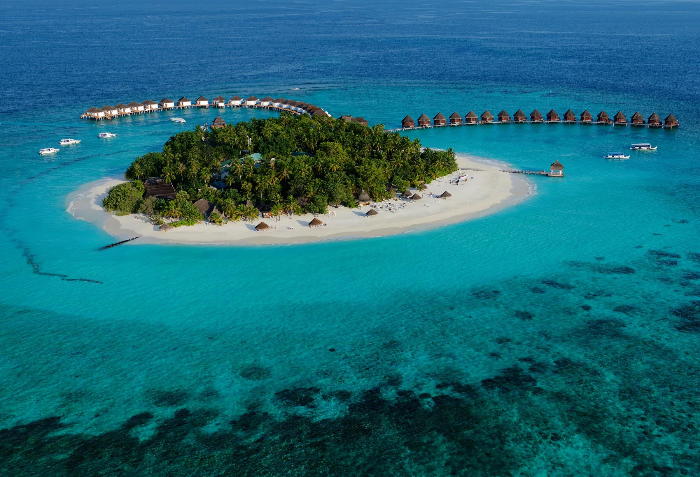 Vista aerea di Thulhagiri Island Resort & Spa con spiaggia e bungalow sull'acqua