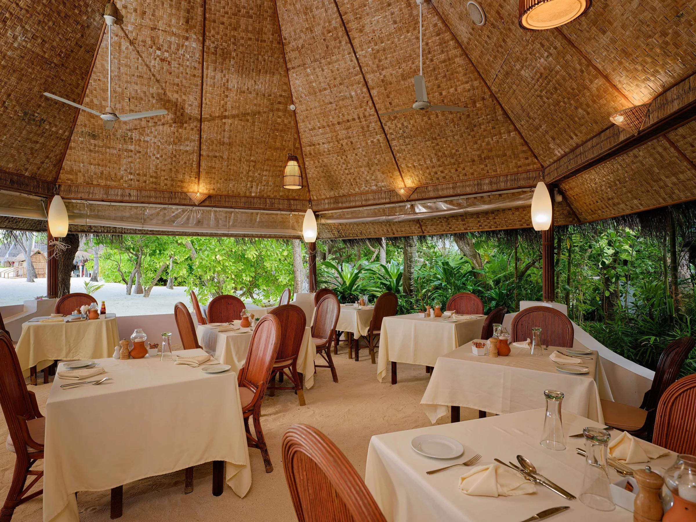 Tavoli apparecchiati nel Main Restaurant al Thulhagiri Island Resort & Spa