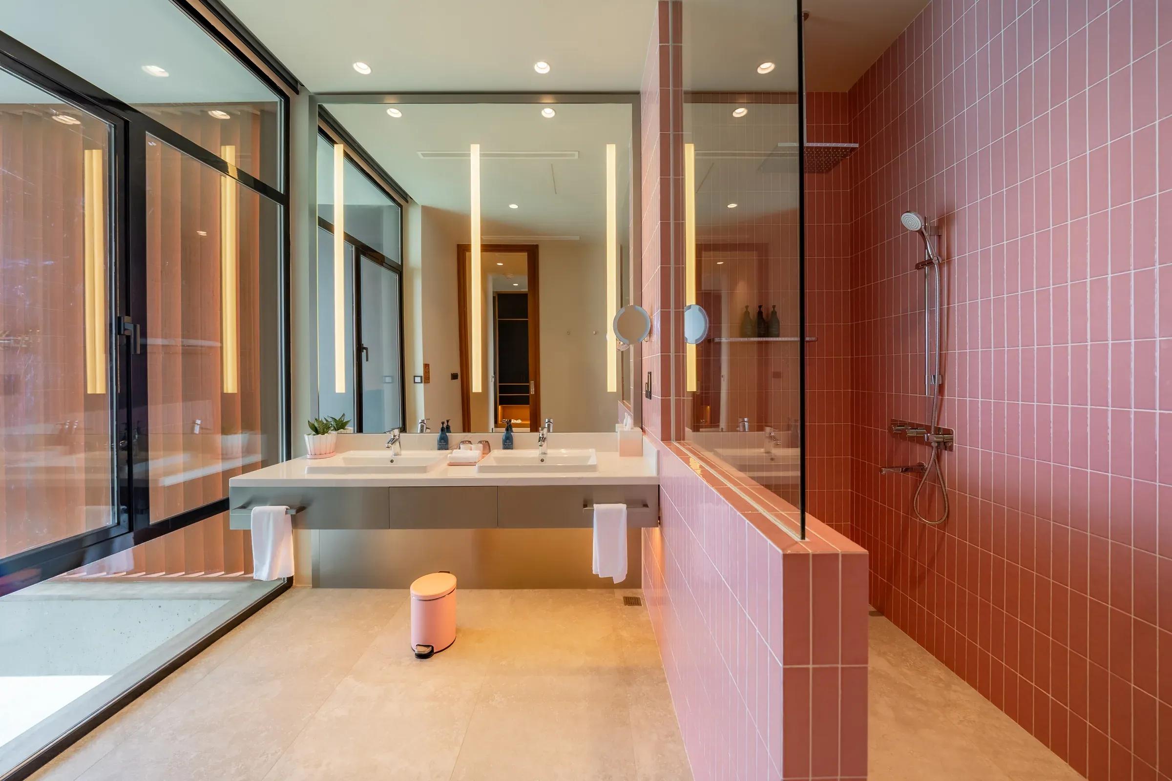 Bagno della Ocean Pool Villa con doppio lavabo e doccia moderna al Veligandu Island Resort & Spa.