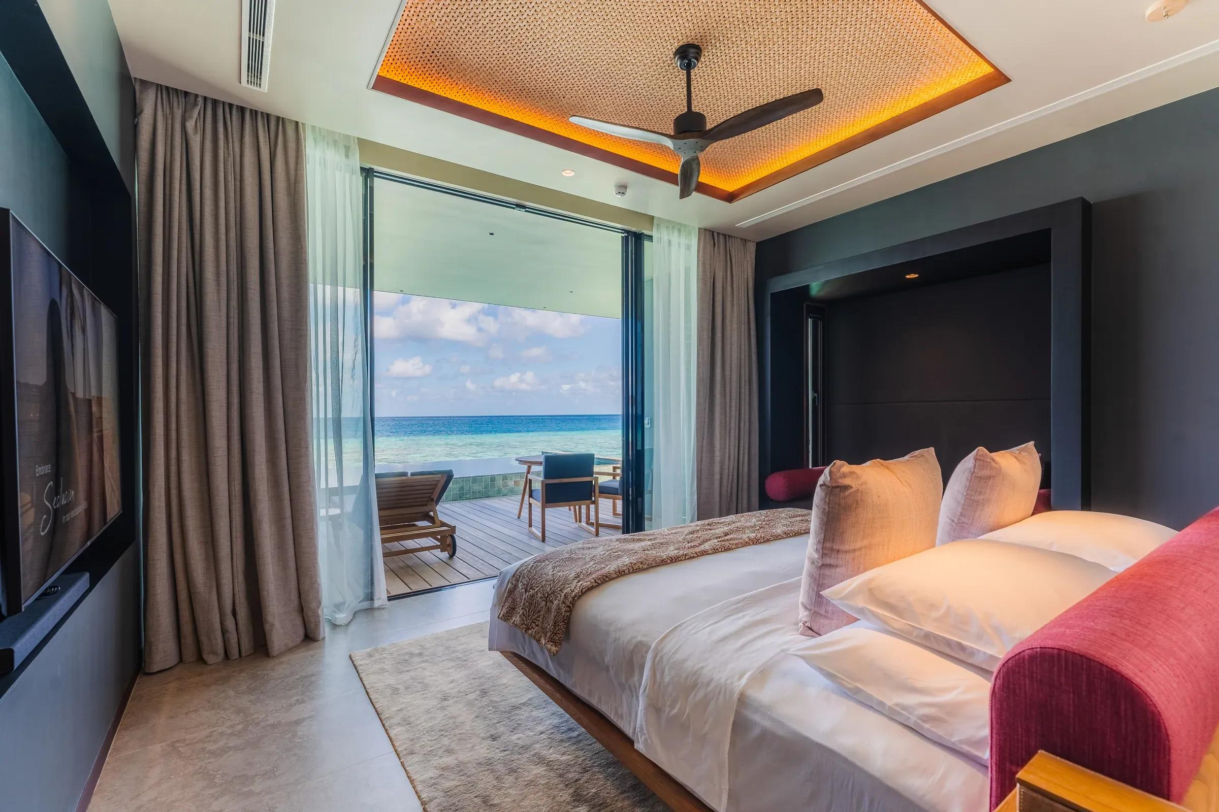 Camera Ocean Pool Villa - 2 Bedroom con letto, terrazza e vista mare al Veligandu Island Resort & Spa.