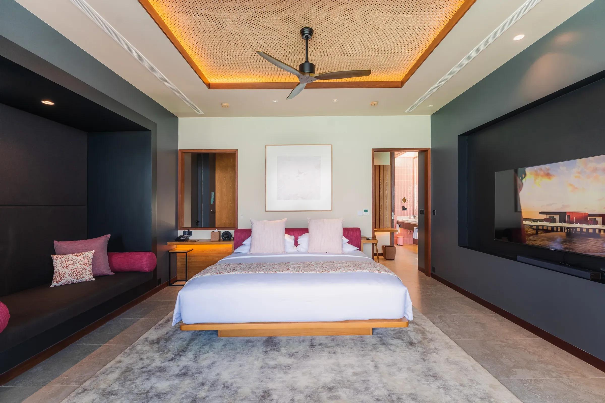 Camera da letto con letto matrimoniale e ventilatore a soffitto nella Ocean Pool Villa del Veligandu Island Resort & Spa