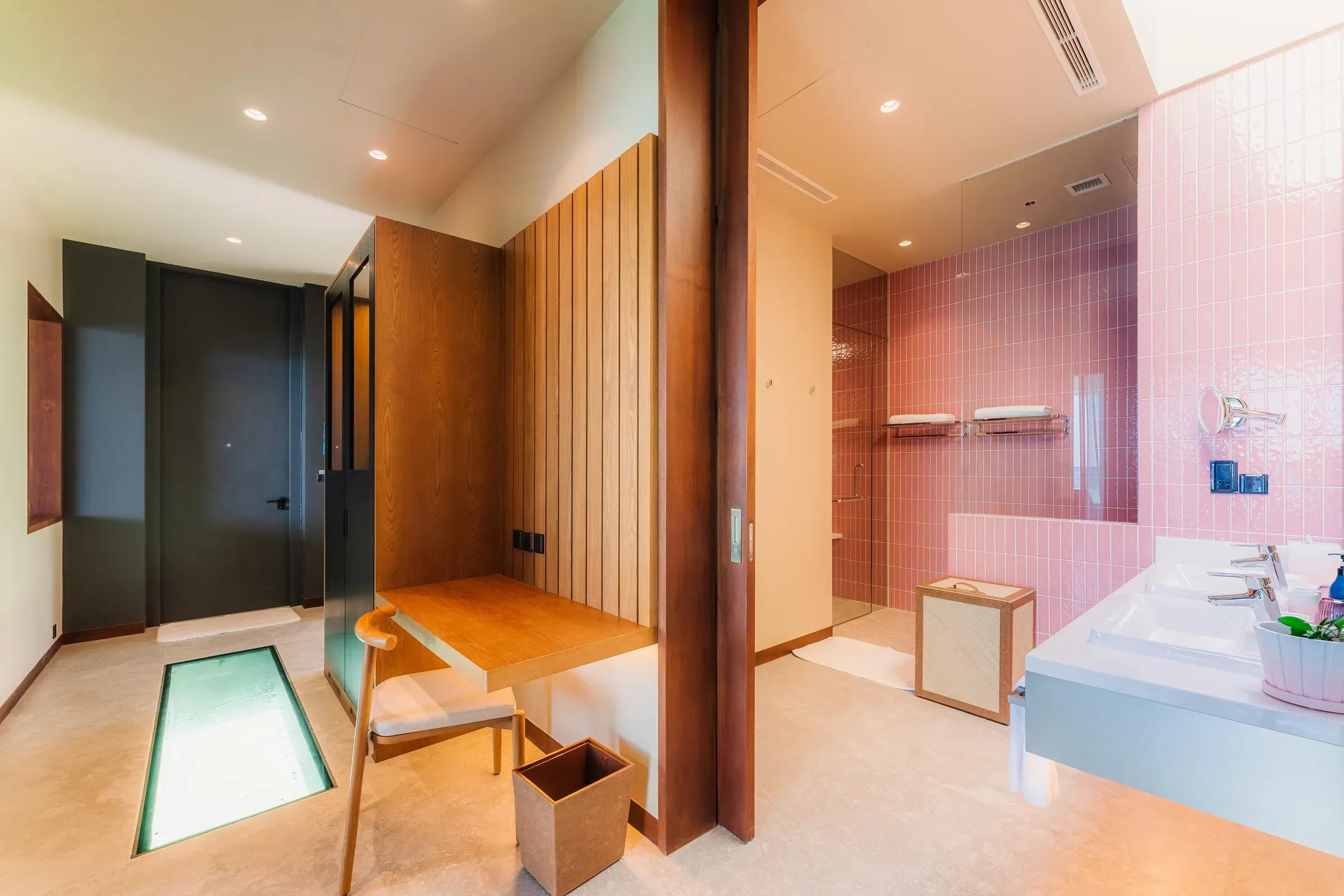 Interno della Ocean Pool Villa - 2 Bedroom con bagno e scrivania in legno presso Veligandu Island Resort & Spa.