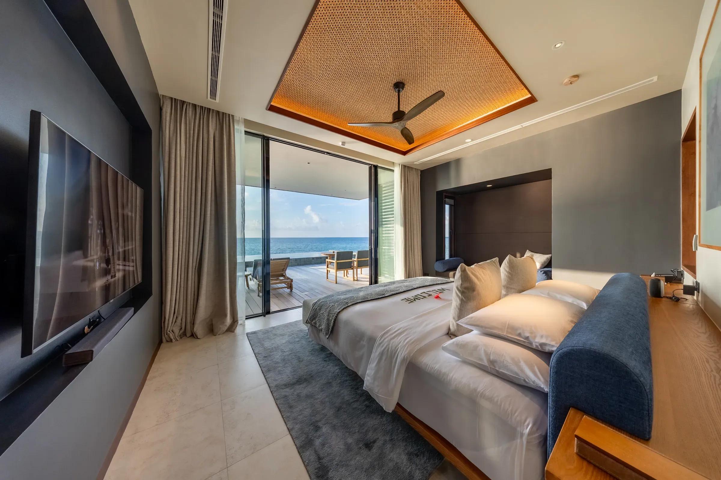 Camera da letto e terrazza con vista mare della Sunset Ocean Pool Villa al Veligandu Island Resort & Spa