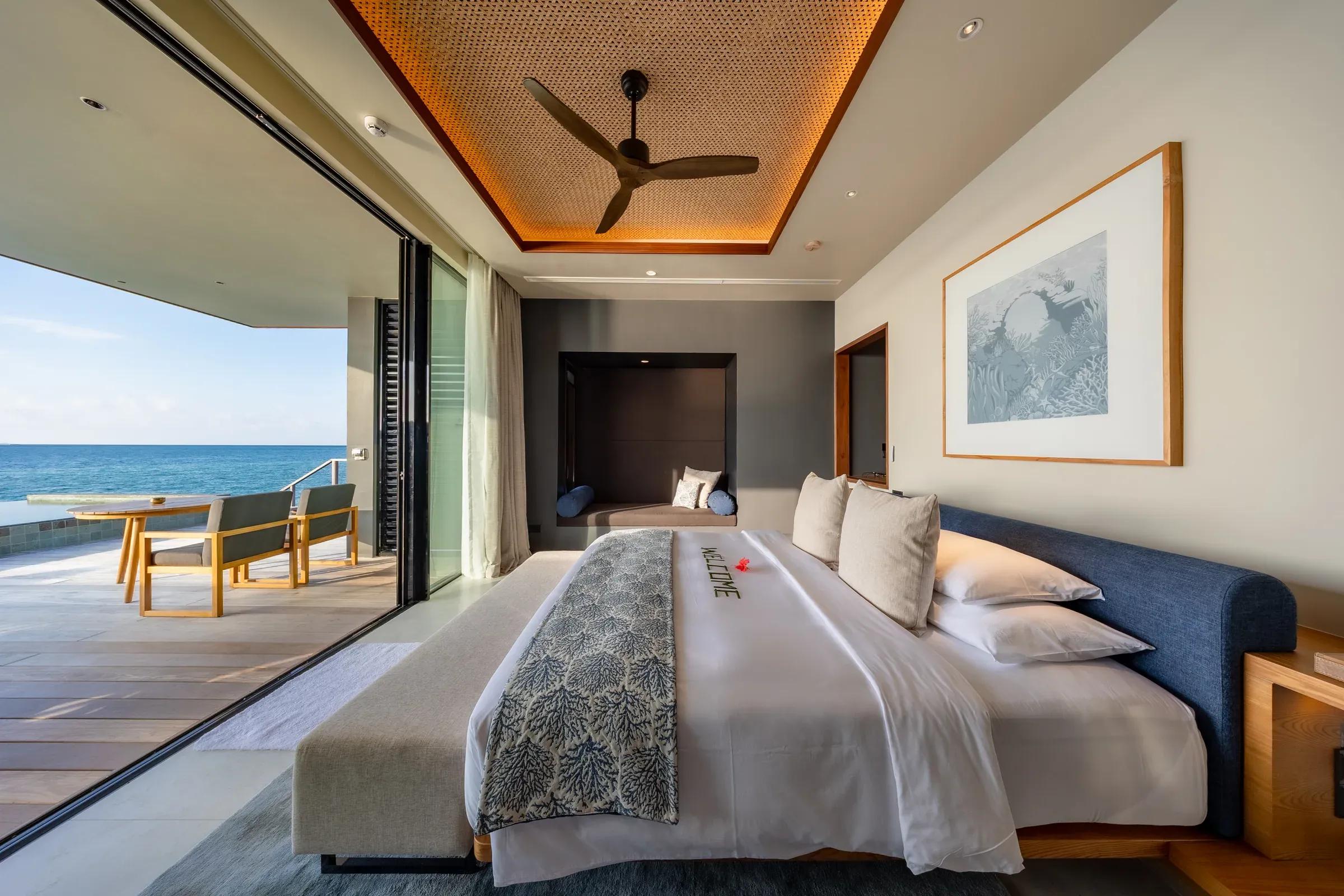 Camera da letto e terrazza con vista mare della Sunset Ocean Pool Villa al Veligandu Island Resort & Spa