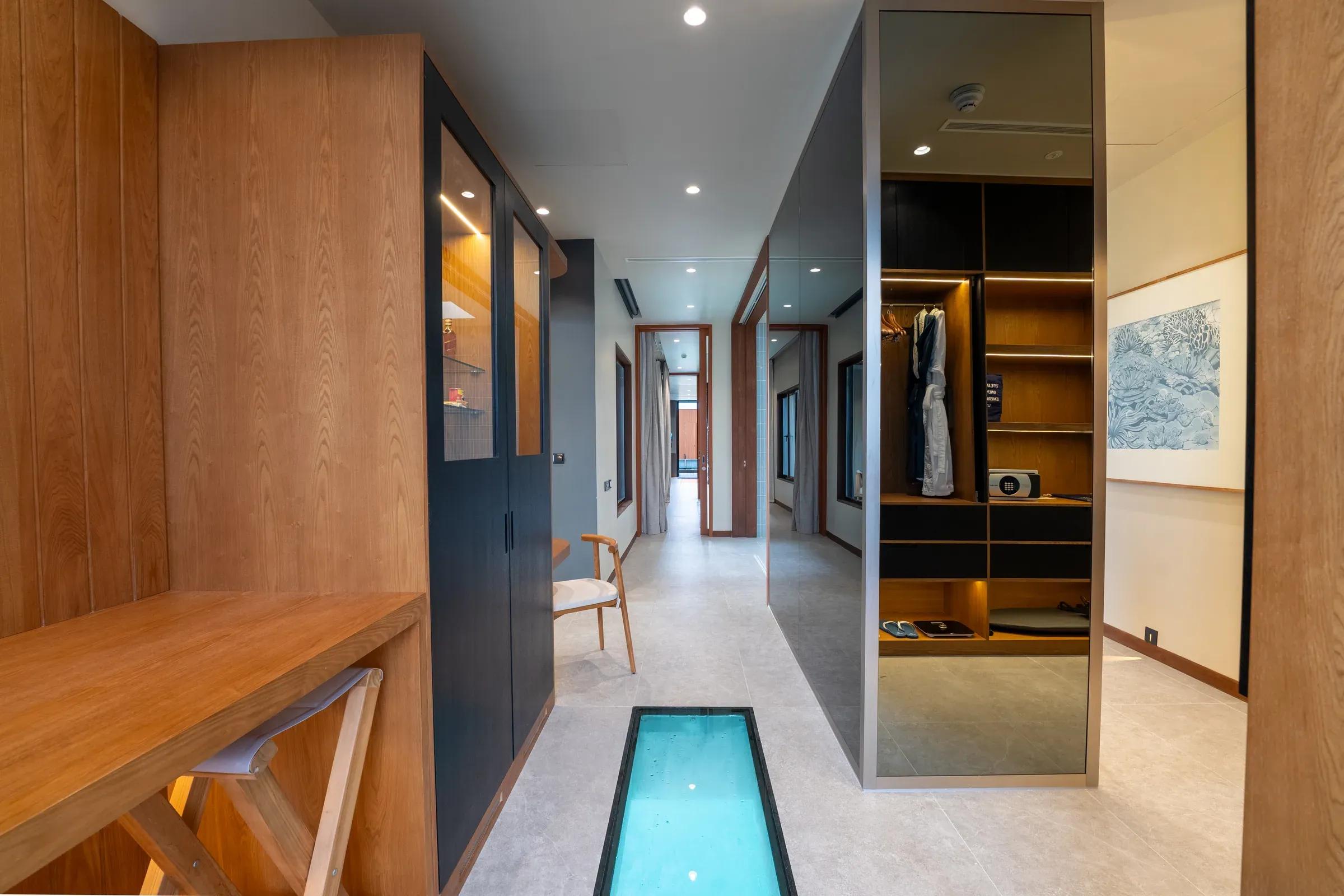 Corridoio interno con vasca idromassaggio e cabina armadio della Sunset Ocean Pool Villa 2 Bedroom al Veligandu Island Resort & Spa