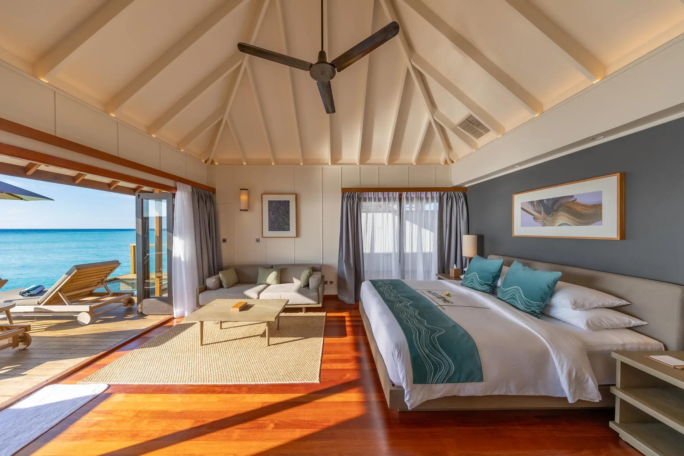 Camera da letto con terrazza vista oceano della Sunset Ocean Villa al Veligandu Island Resort & Spa
