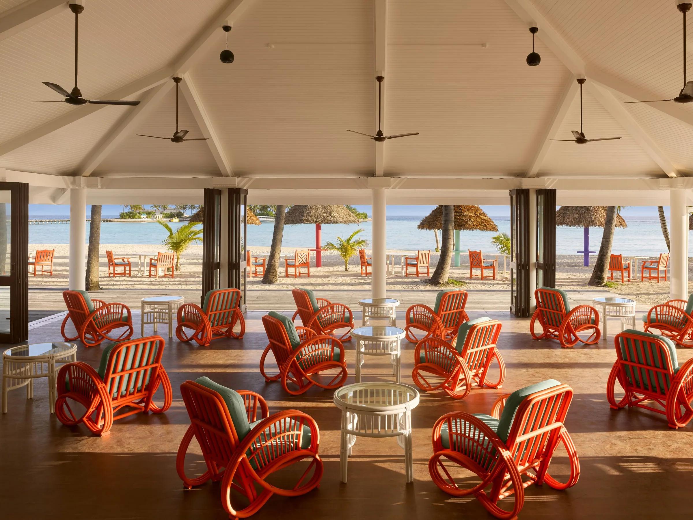 Area ristorante con sedie arancioni e ventilatori a soffitto al Villa Park Sun Island Resort & Spa.